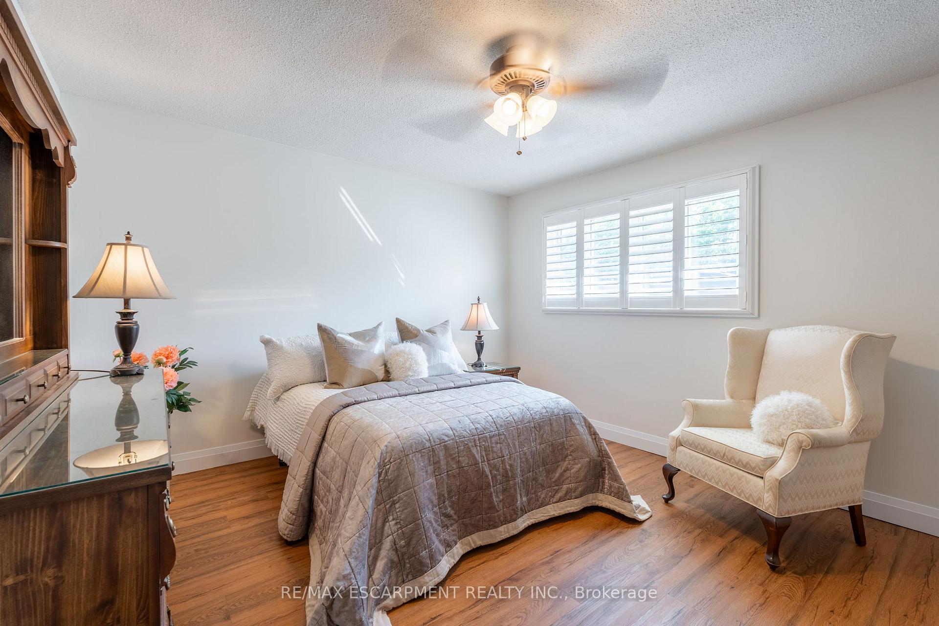3 Bedrooms Condo at 2301 Cavendish, Burlington For sale