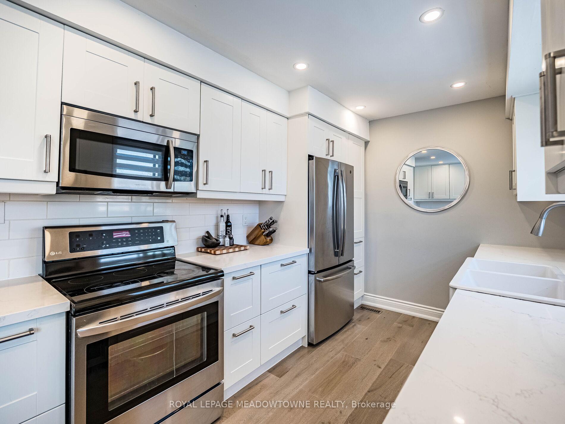 3 Bedrooms Condo at 6780 Formentera, Mississauga For sale
