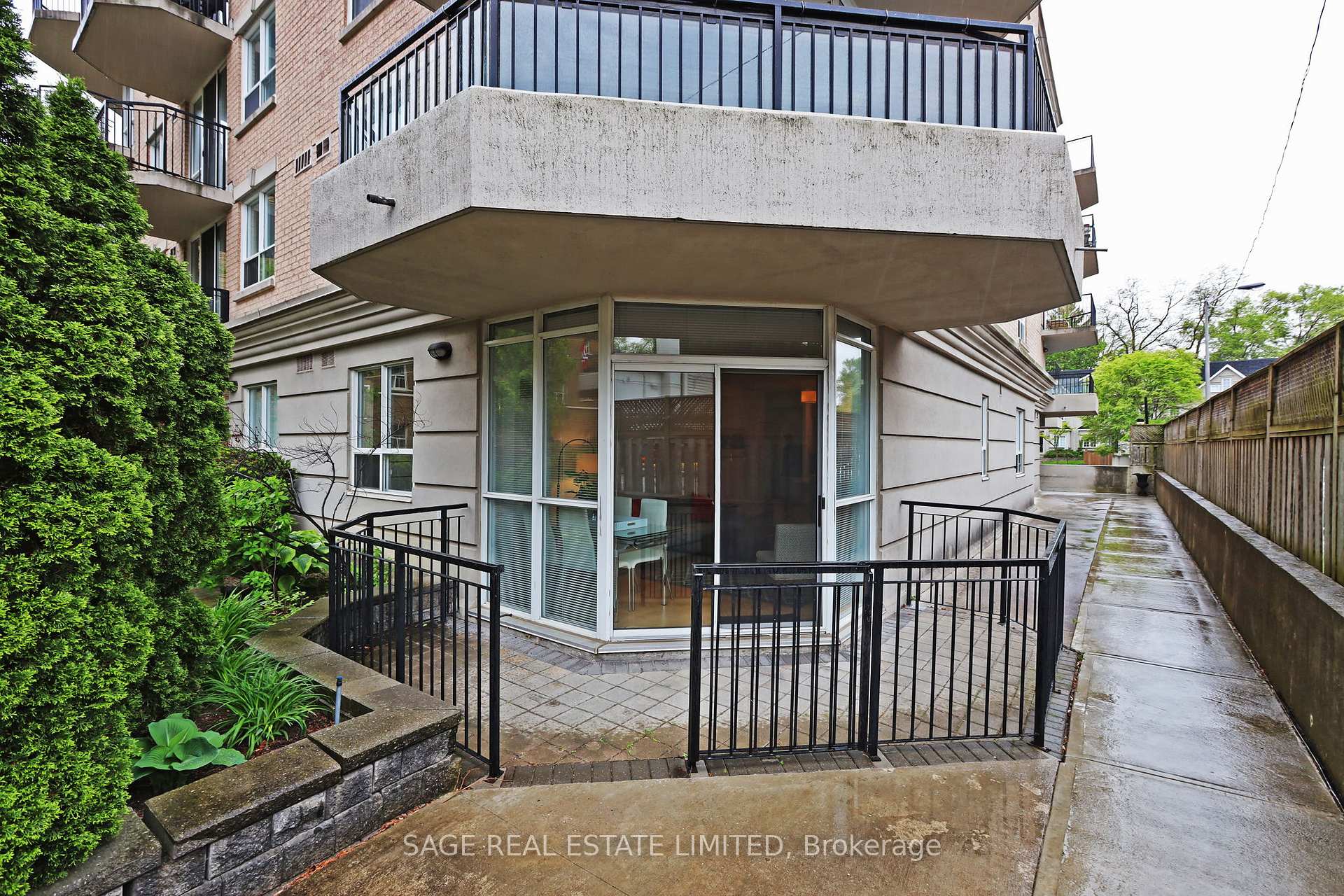 2 Bedrooms Condo at 55 Lorindale, Toronto For sale