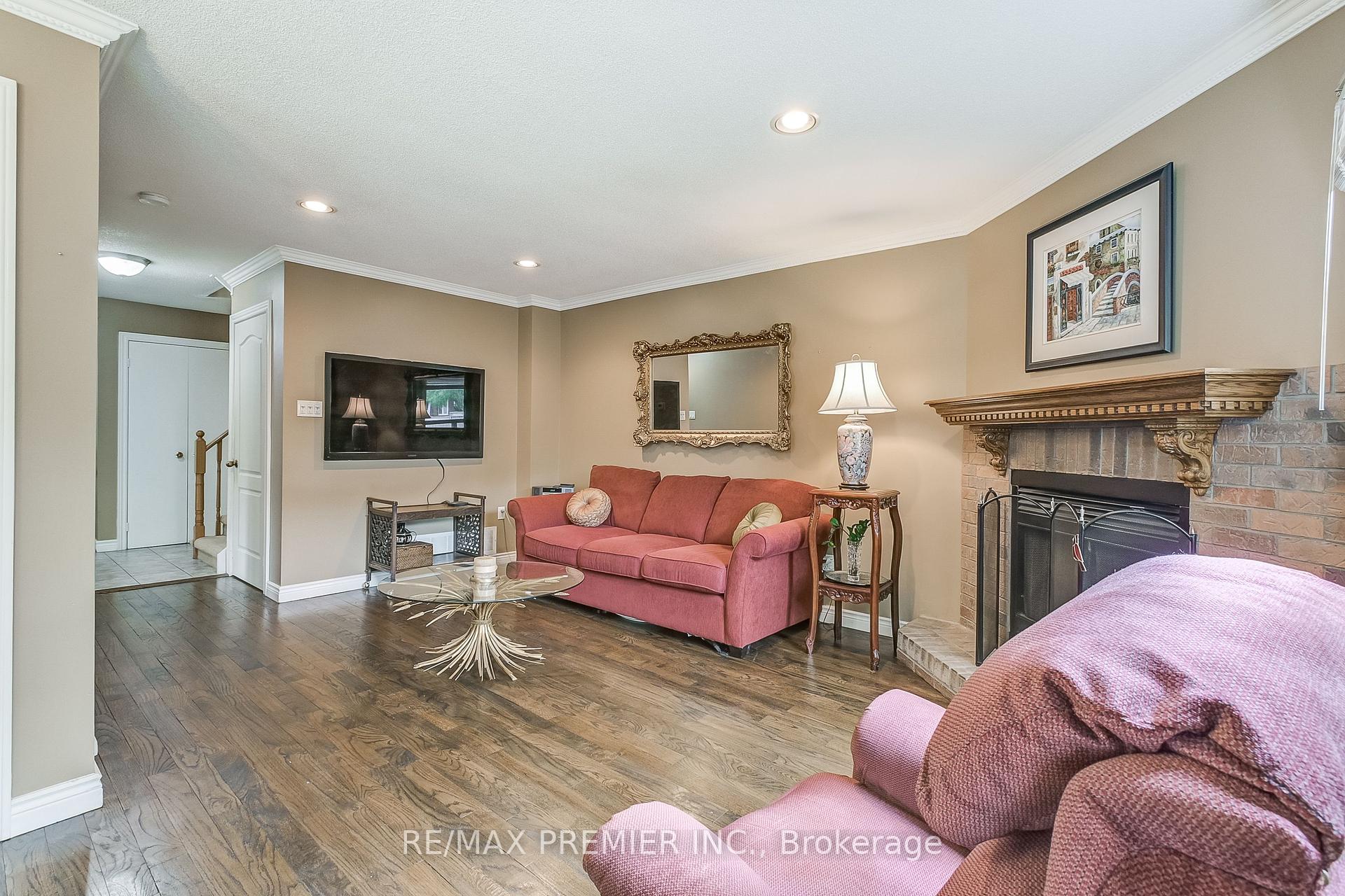 4 Bedrooms Condo at 3600 Colonial, Mississauga For sale