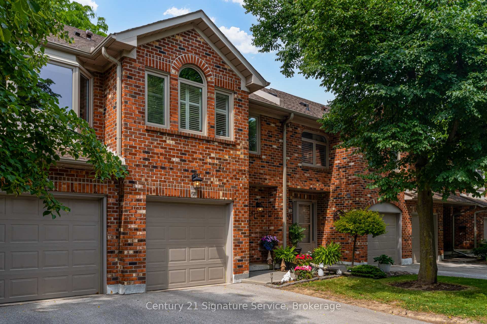3 Bedrooms Condo at 2230 Walkers, Burlington For sale