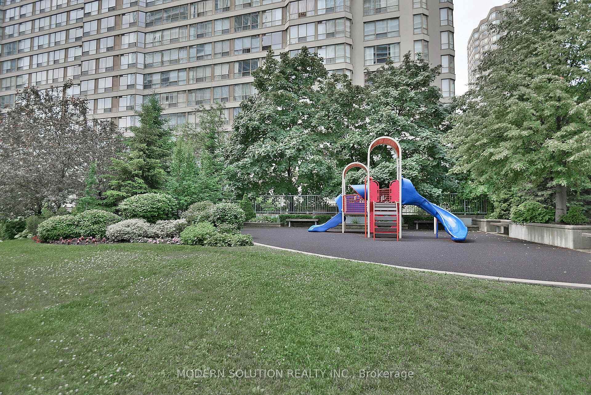 2 Bedrooms Condo at 1 Elm, Mississauga For sale