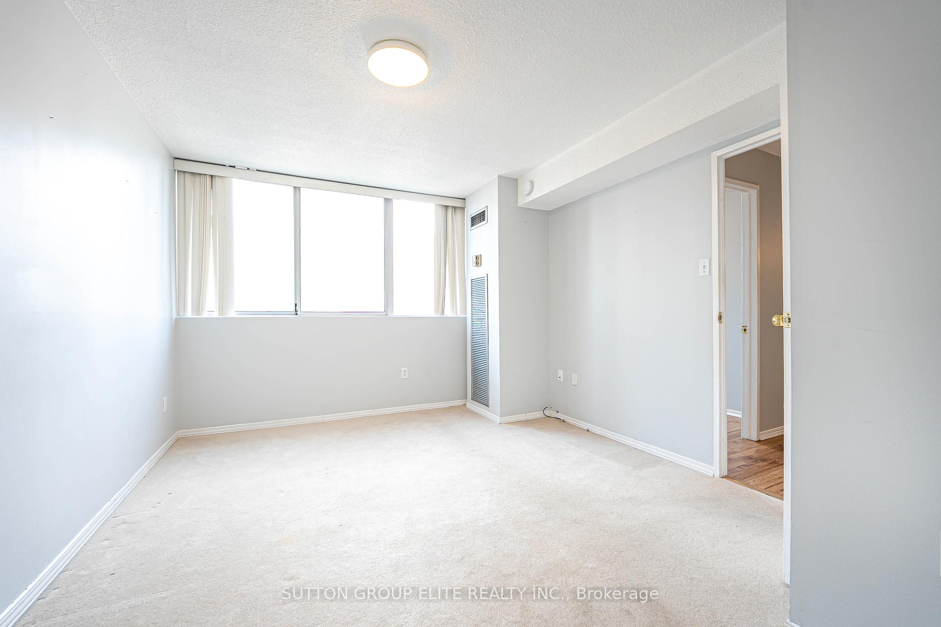 3 Bedrooms Condo at 3590 Kaneff,  Mississauga For sale