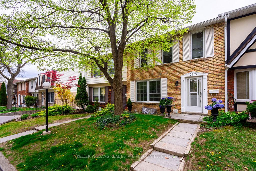 3 Bedrooms Condo at 2216 Upper Middle, Burlington For sale