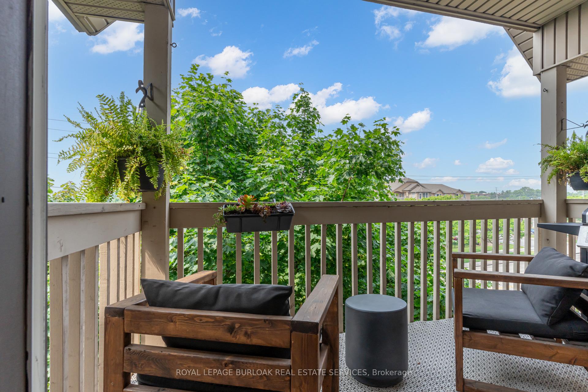 2 Bedrooms Condo at 4003 Kilmer, Burlington For sale