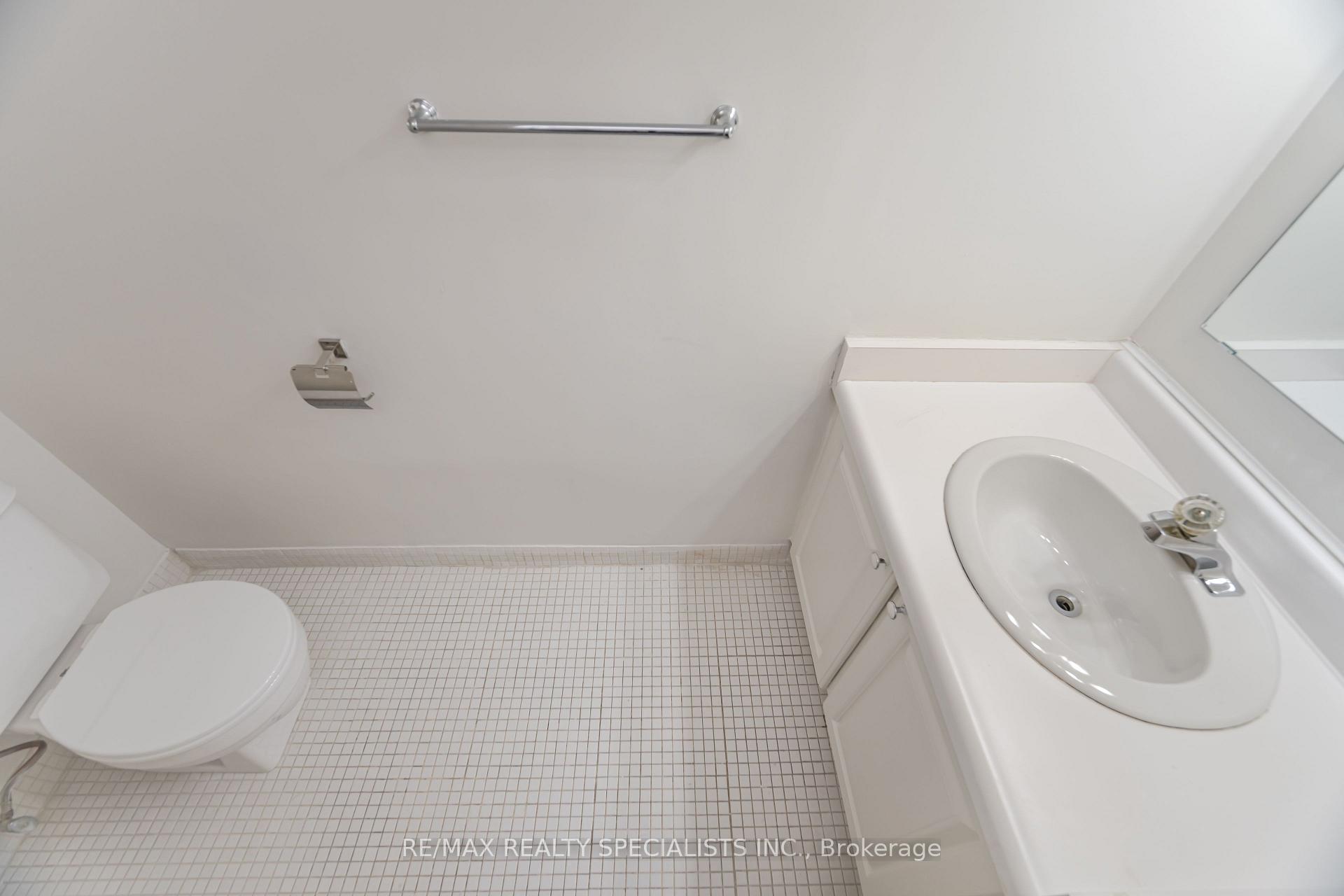 3 Bedrooms Condo at 2323 Confederation, Mississauga For sale
