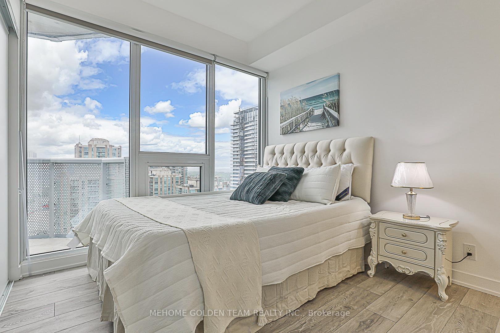 3 Bedrooms Condo at 15 Holmes, Toronto For sale