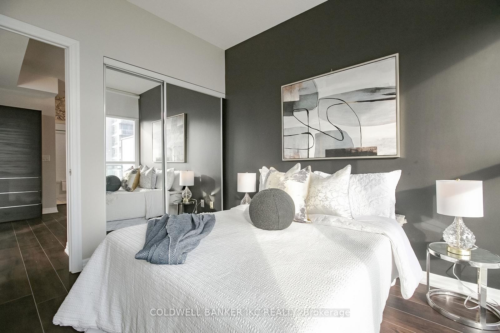 2 Bedrooms Condo at 223 Webb, Mississauga For sale