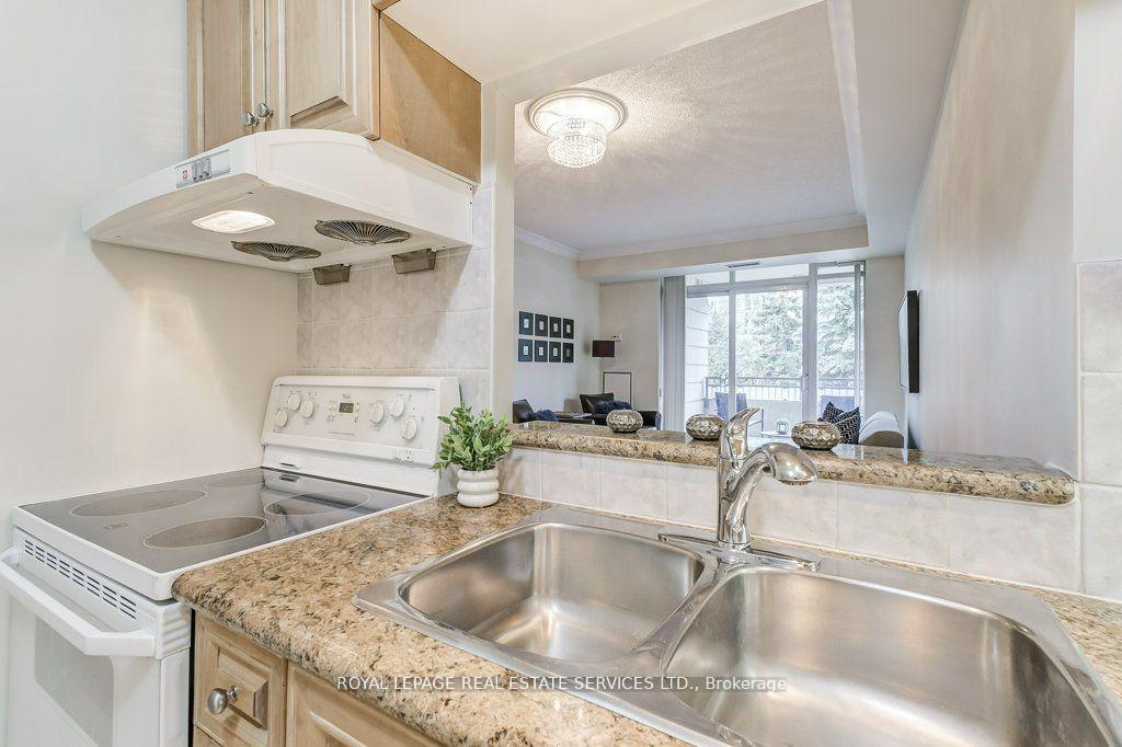 2 Bedrooms Condo at 10 Old York Mills, Toronto For sale