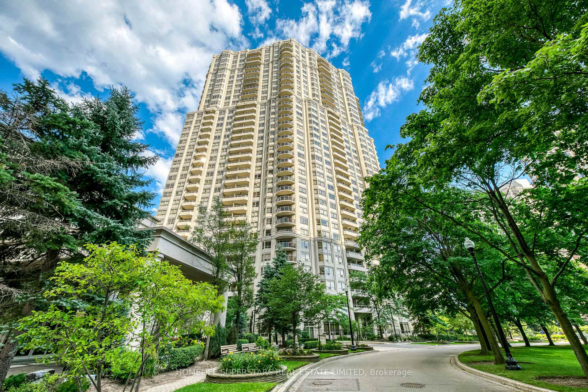 3 Bedrooms Condo at 25 Kingsbridge Garden, Mississauga For sale