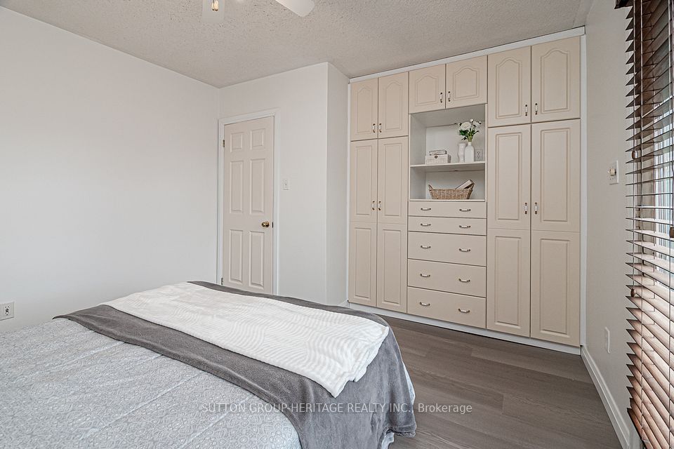 BUILT IN CLOSET AND DRAWER UNIT