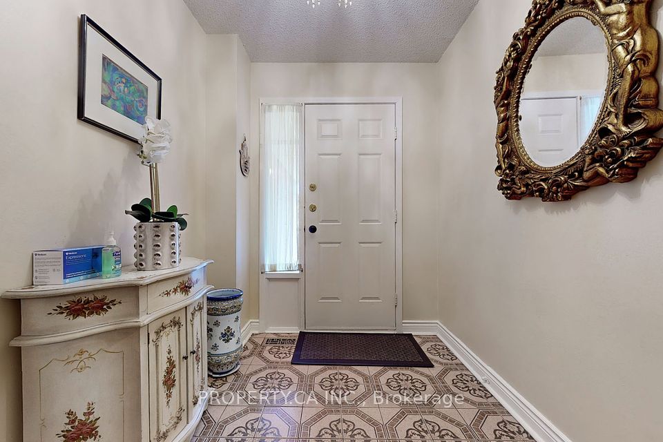 109 Lisa Crescent, Vaughan, ON L4J 2N2