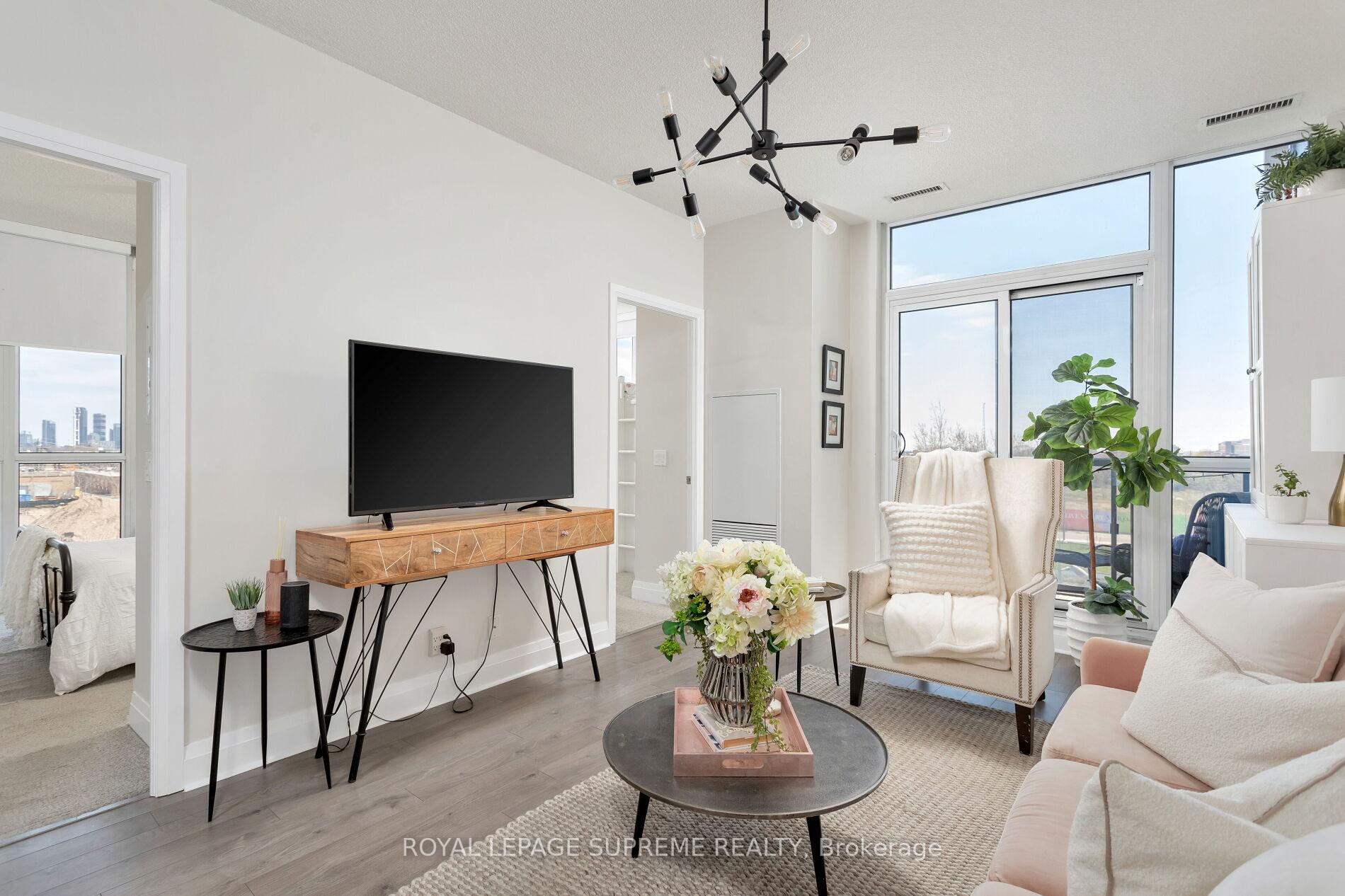 2 Bedrooms Condo at 17 Zorra,  Toronto For sale