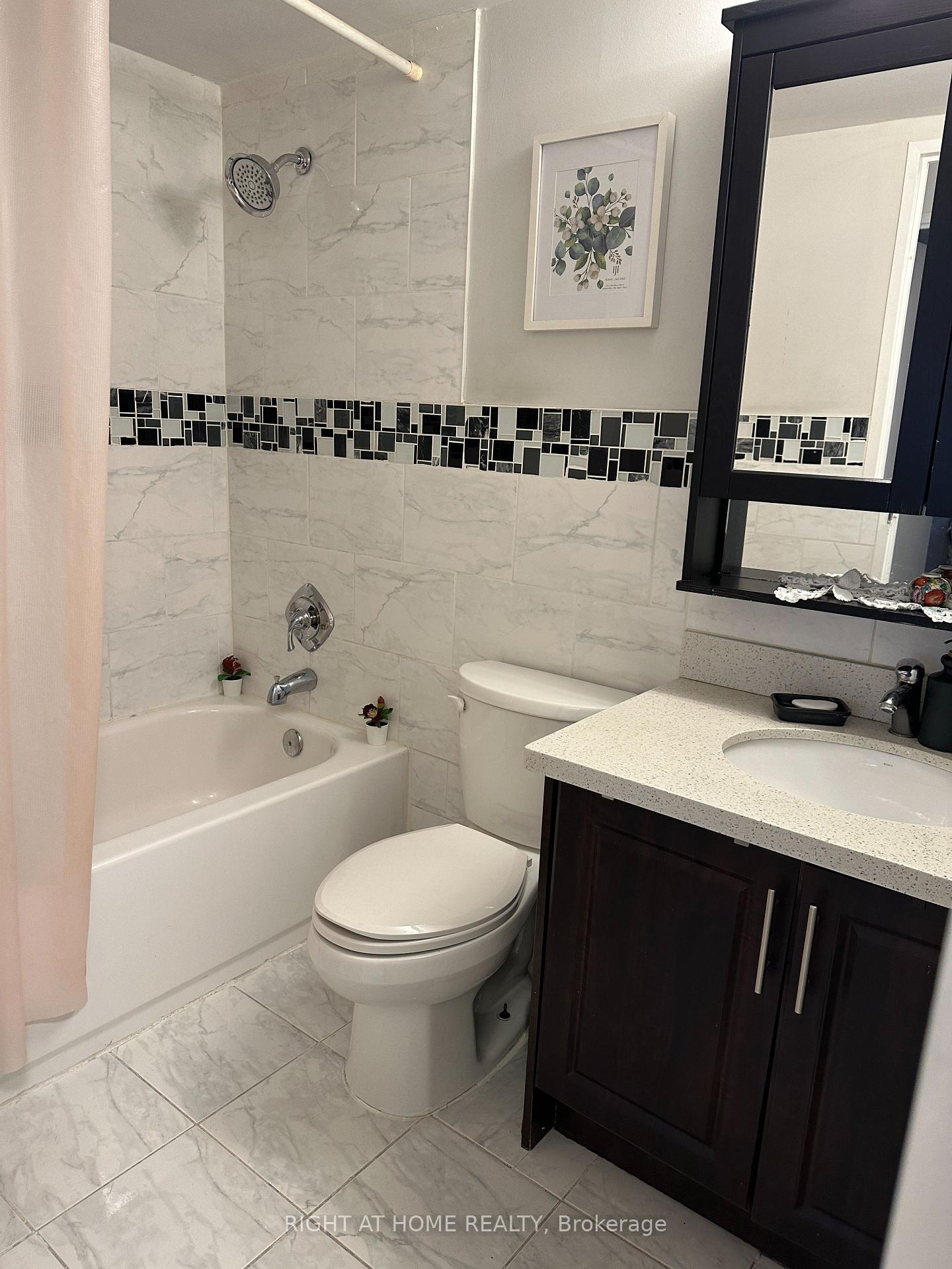3 Bedrooms Condo at 300 Webb,  Mississauga For sale