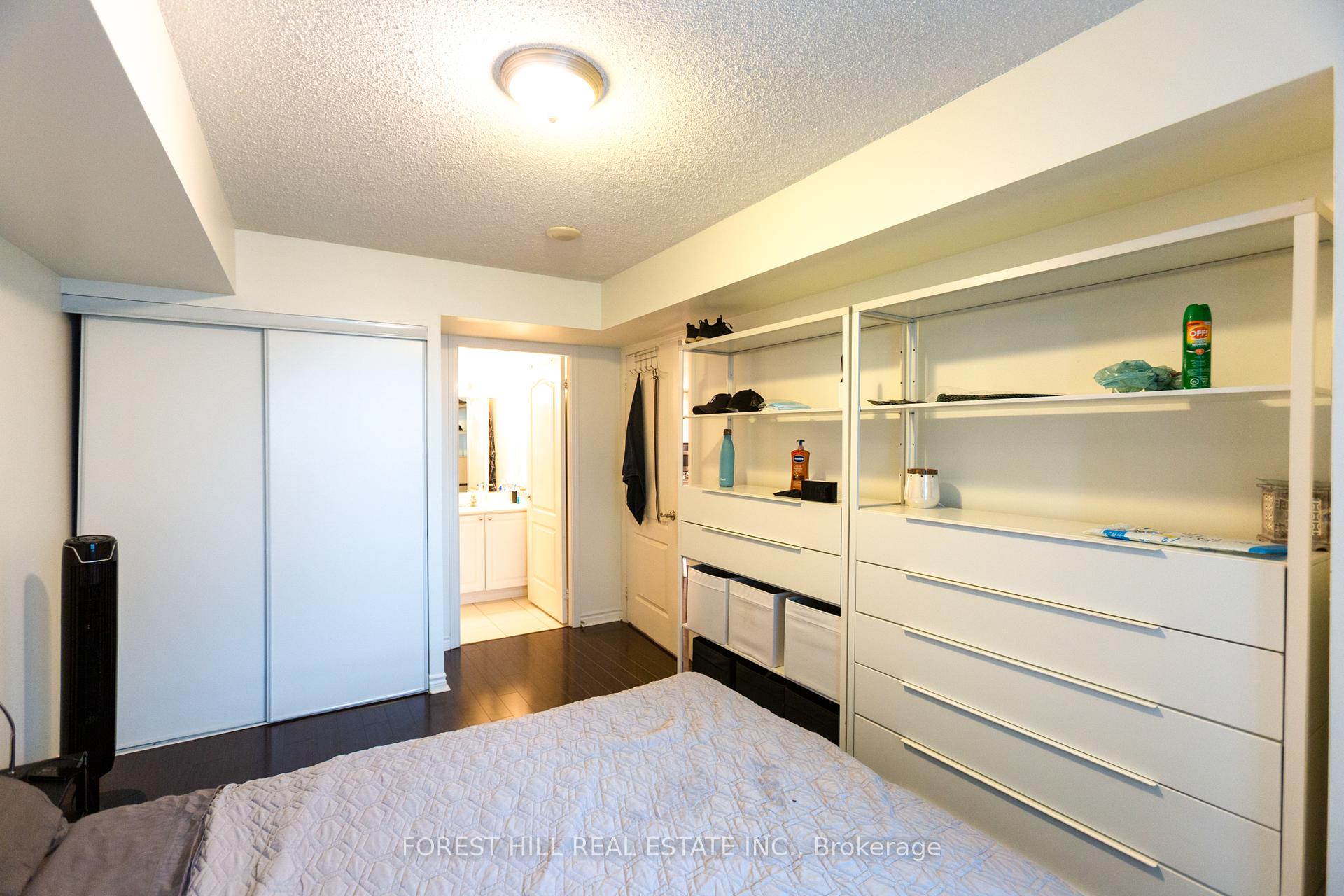 2 Bedrooms Condo at 17 Barberry, Toronto For sale
