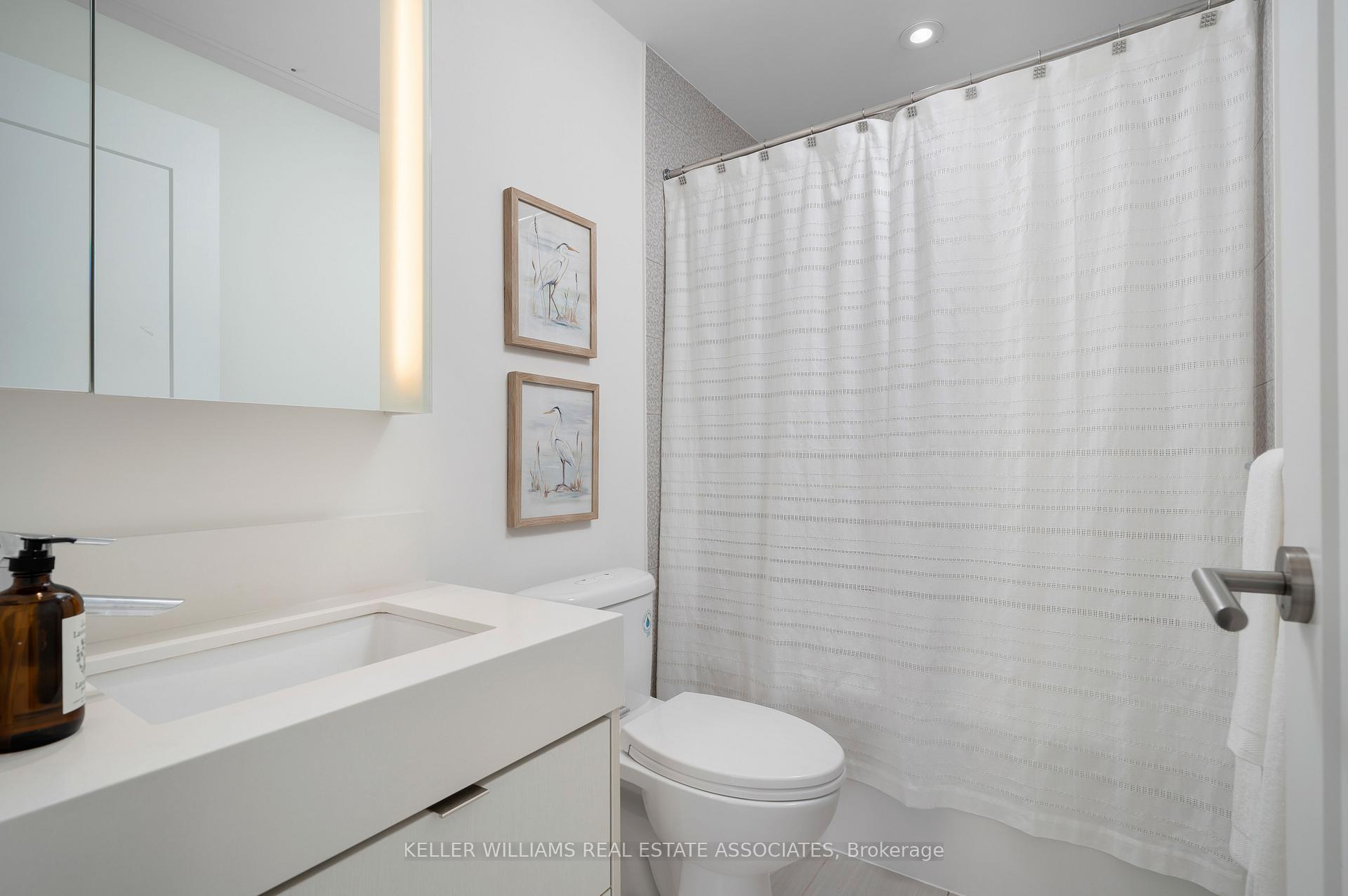 2 Bedrooms Condo at 10 York, Toronto For sale