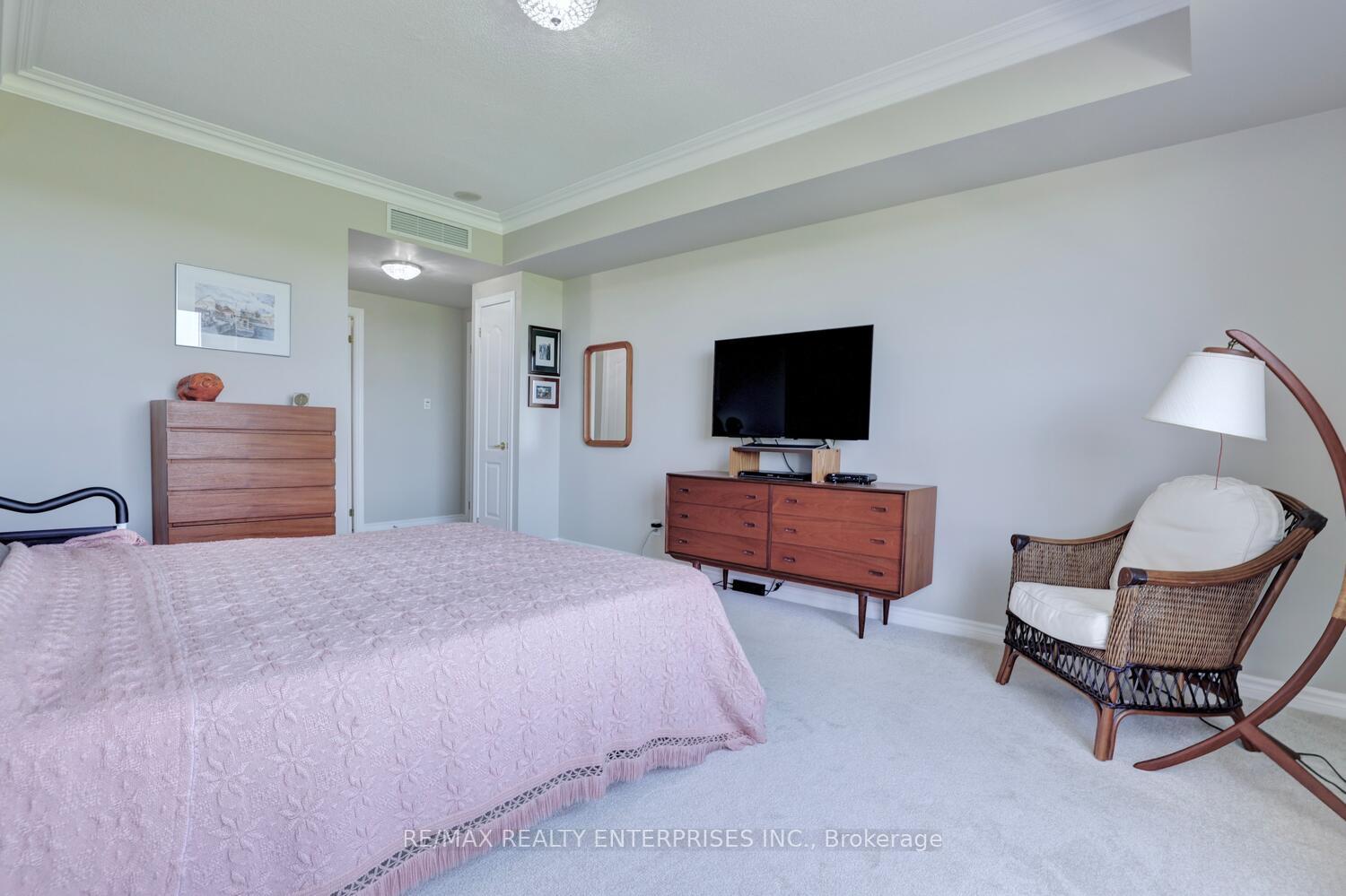3 Bedrooms Condo at 1900 The Collegeway, Mississauga For sale