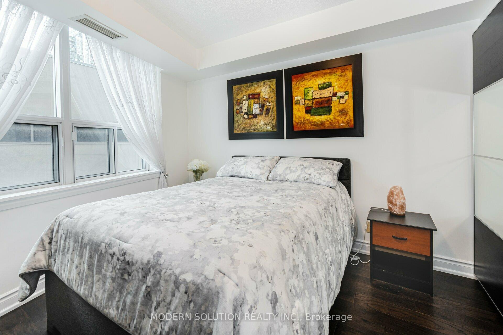 2 Bedrooms Condo at 1 Elm, Mississauga For sale