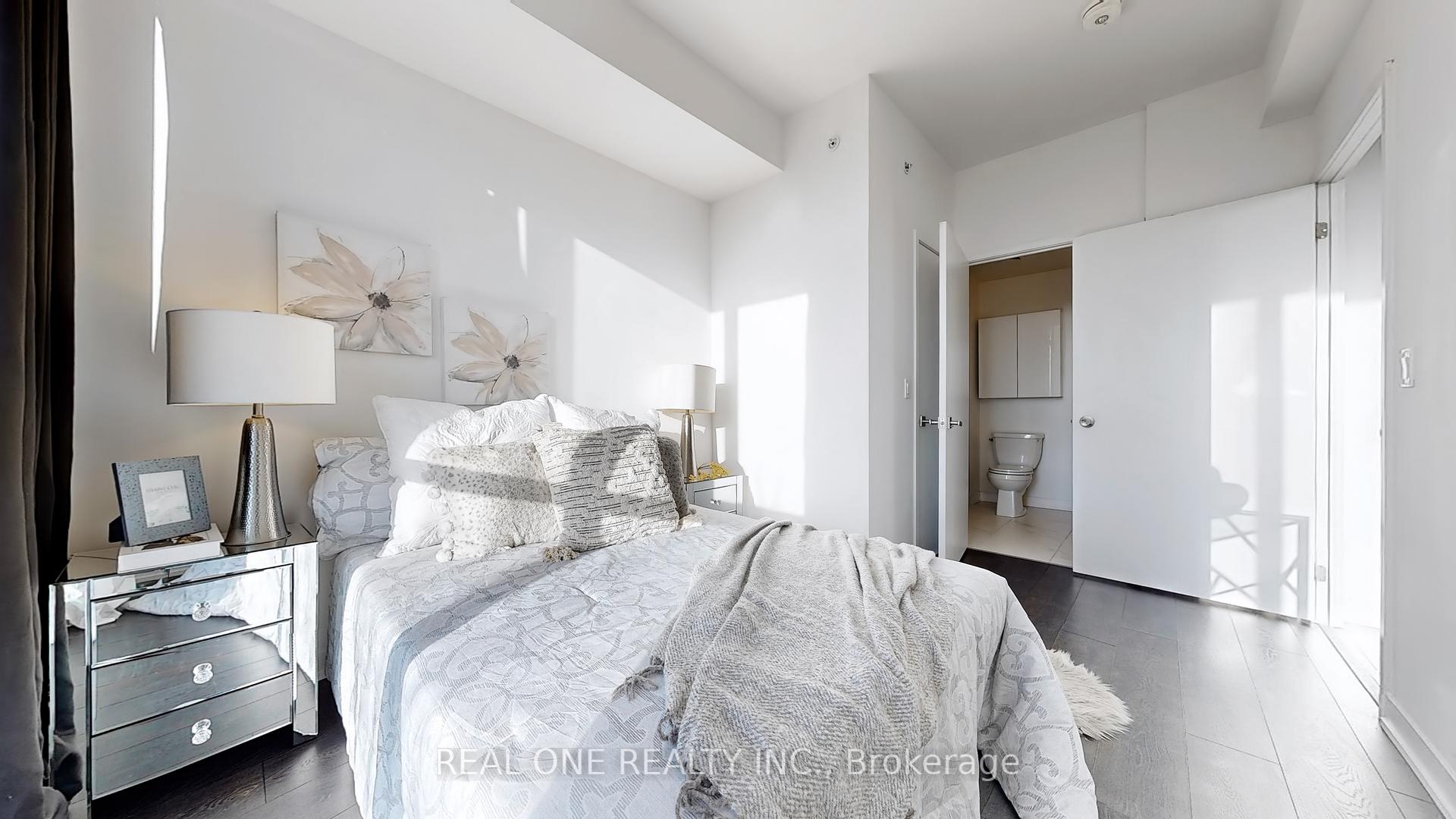 2 Bedrooms Condo at 31 Tippett, Toronto For sale