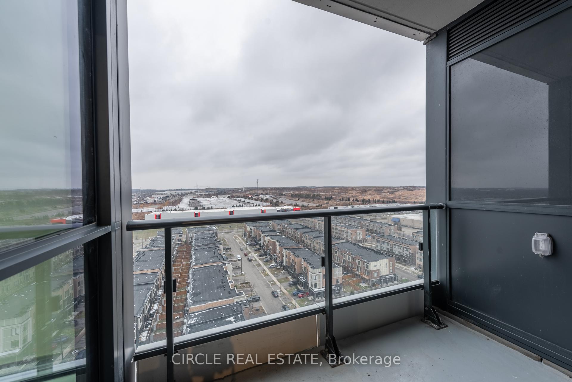 2 Bedrooms Condo at 120 Eagle Rock,  Vaughan For sale
