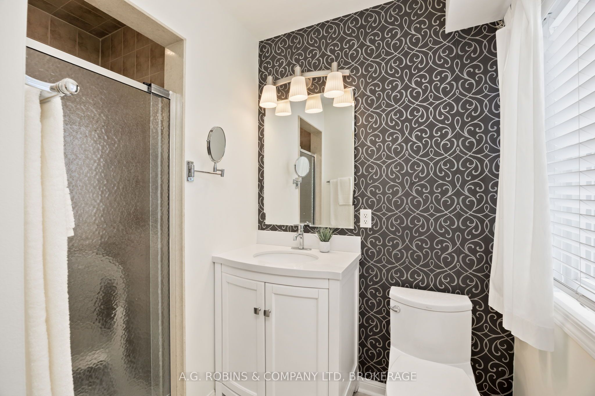 595 Dundas Street W, #4