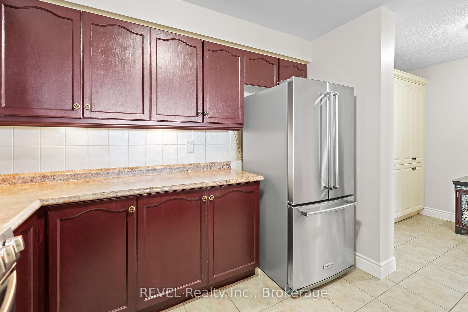 2 Bedrooms Condo at 442 Maple, Burlington For sale