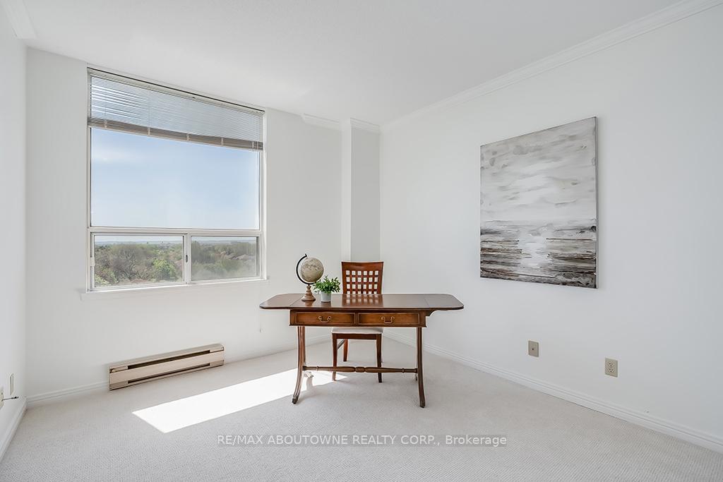 2 Bedrooms Condo at 1903 Pilgrims, Oakville For sale