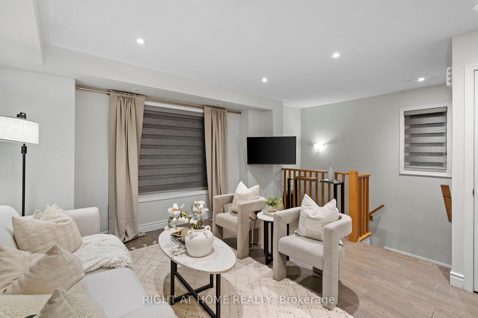 3 Bedrooms Condo at 5650 Winston Churchhill, Mississauga For sale