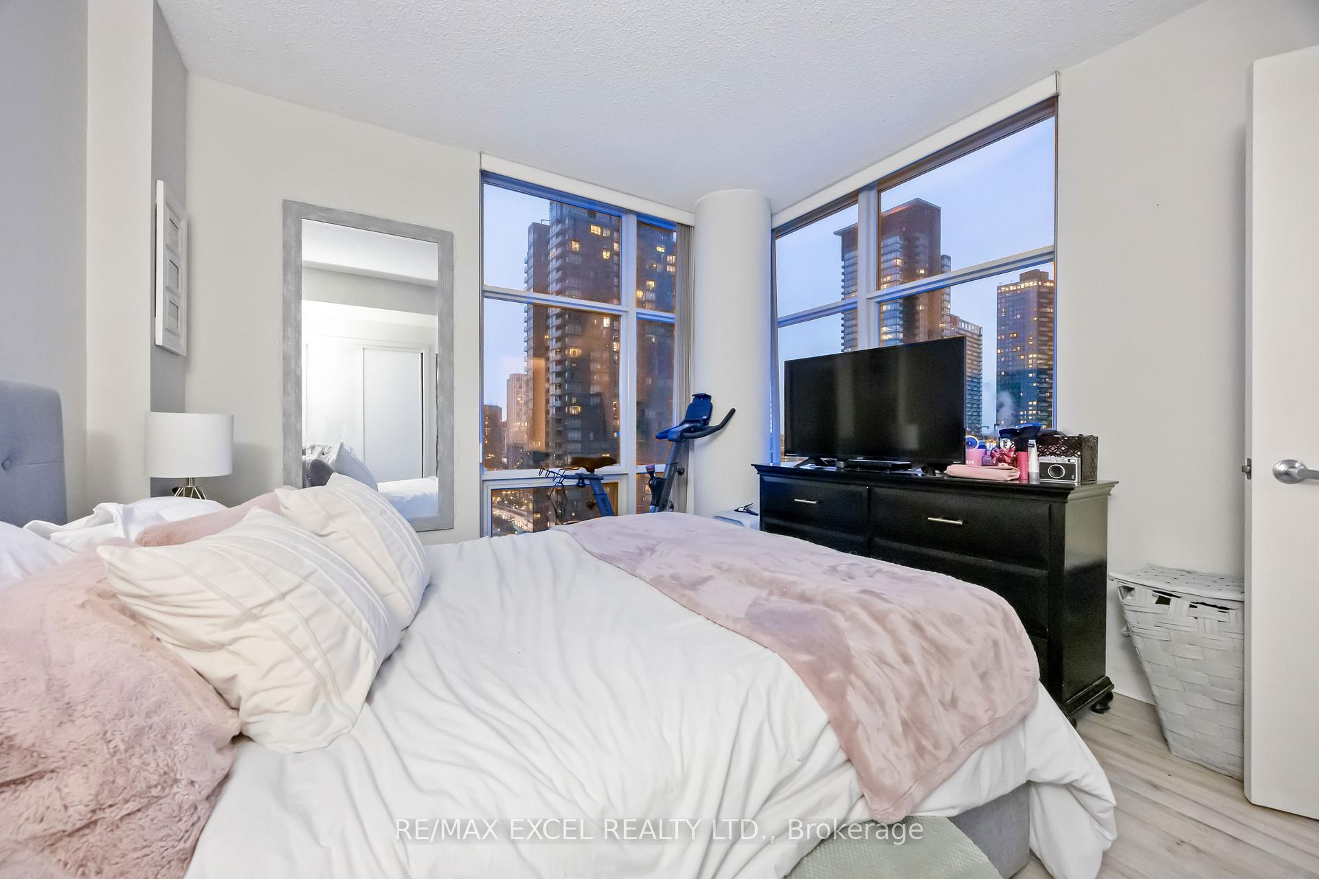 2 Bedrooms Condo at 35 Mariner, Toronto For sale