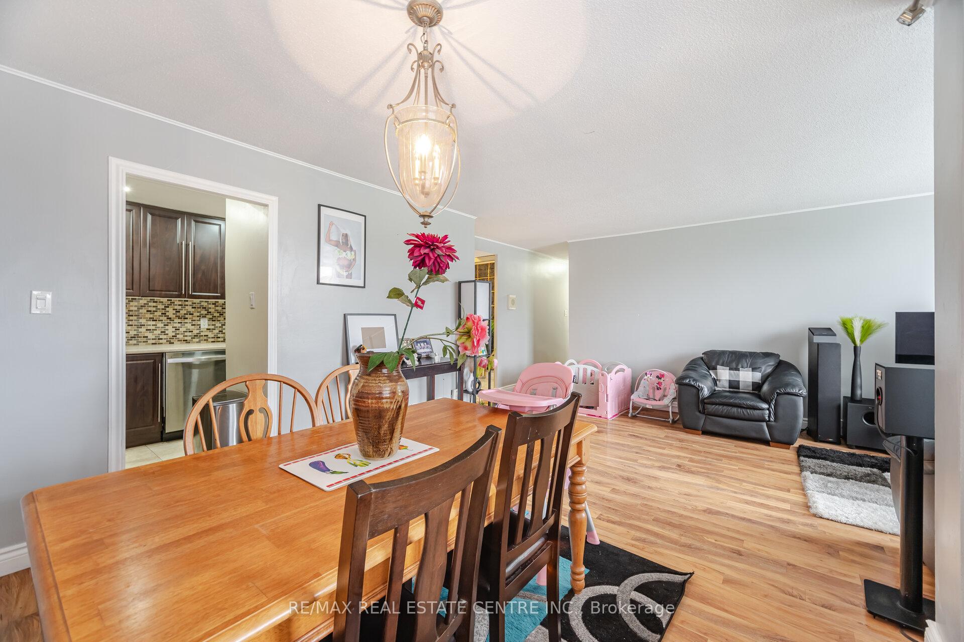 2 Bedrooms Condo at 2825 Islington, Toronto For sale