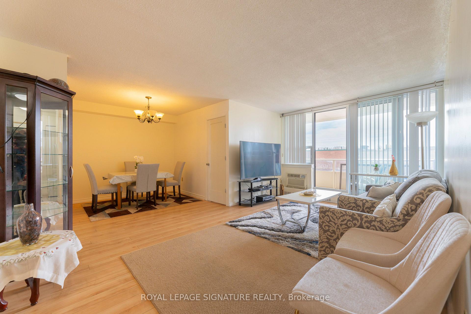 2 Bedrooms Condo at 15 Torrance, Toronto For sale