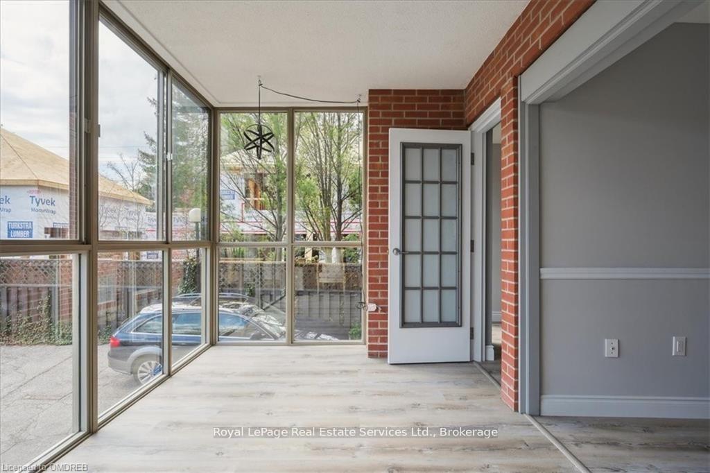2 Bedrooms Condo at 162 REYNOLDS,  Oakville For sale