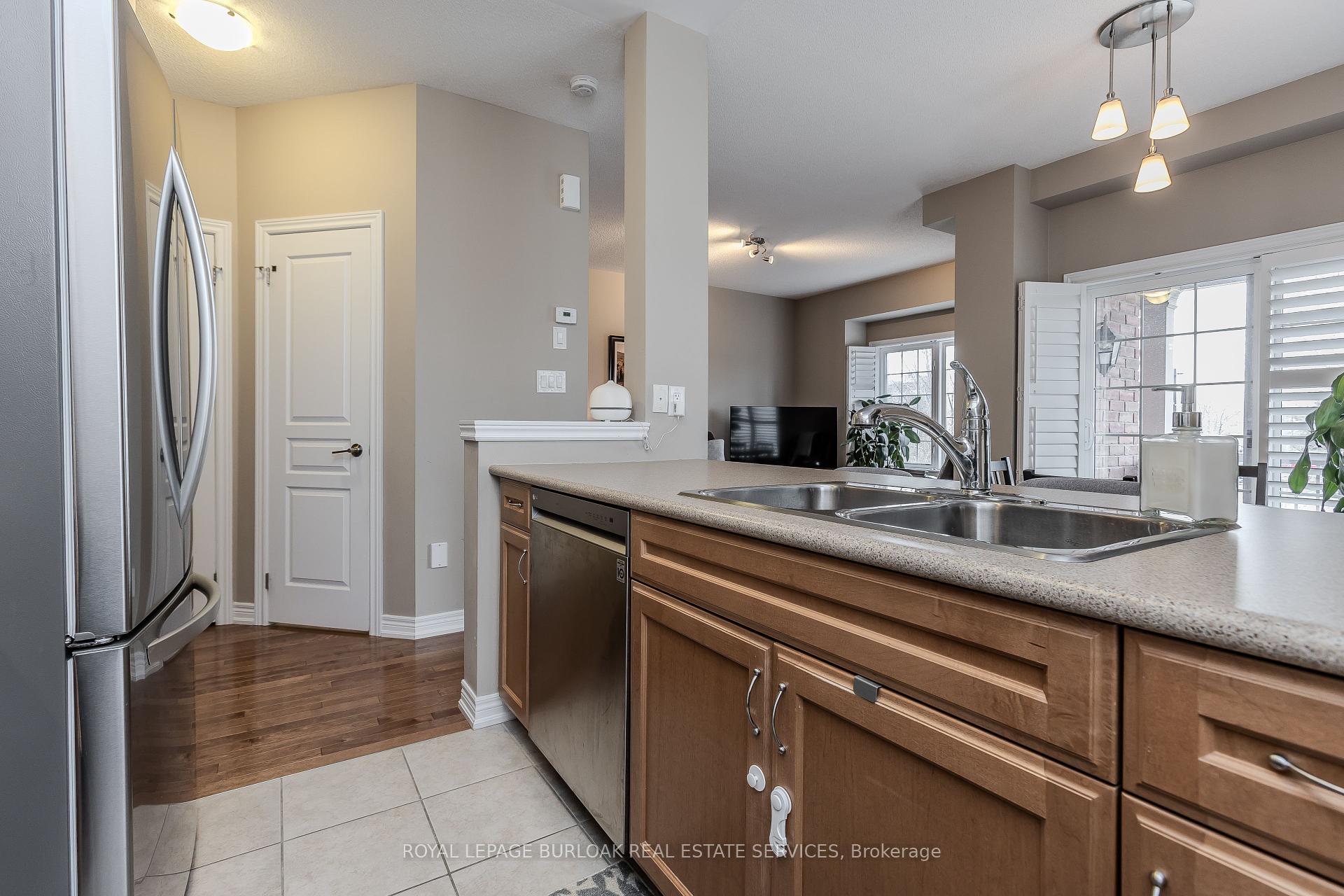 3 Bedrooms Condo at 1401 Plains, Burlington For sale