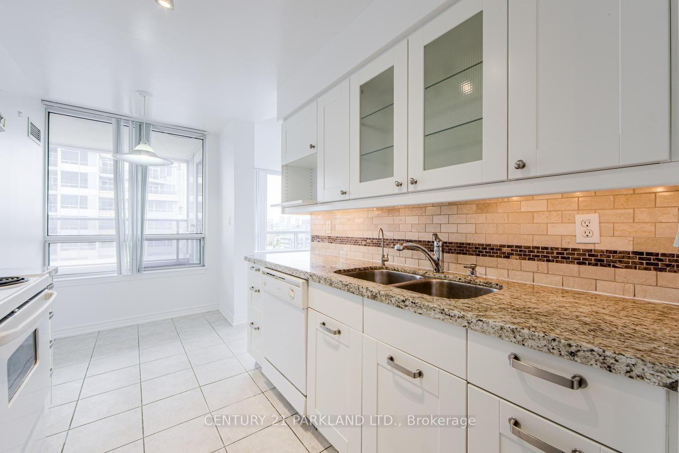 3 Bedrooms Condo at 8 Rean, Toronto For sale