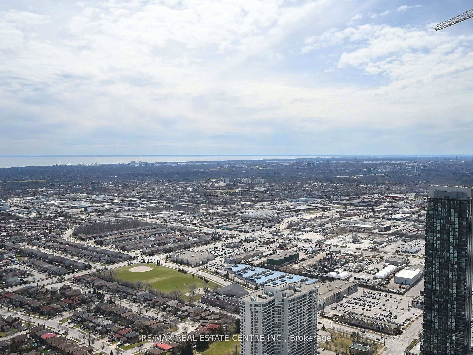 3 Bedrooms Condo at 3900 Confederation, Mississauga For sale