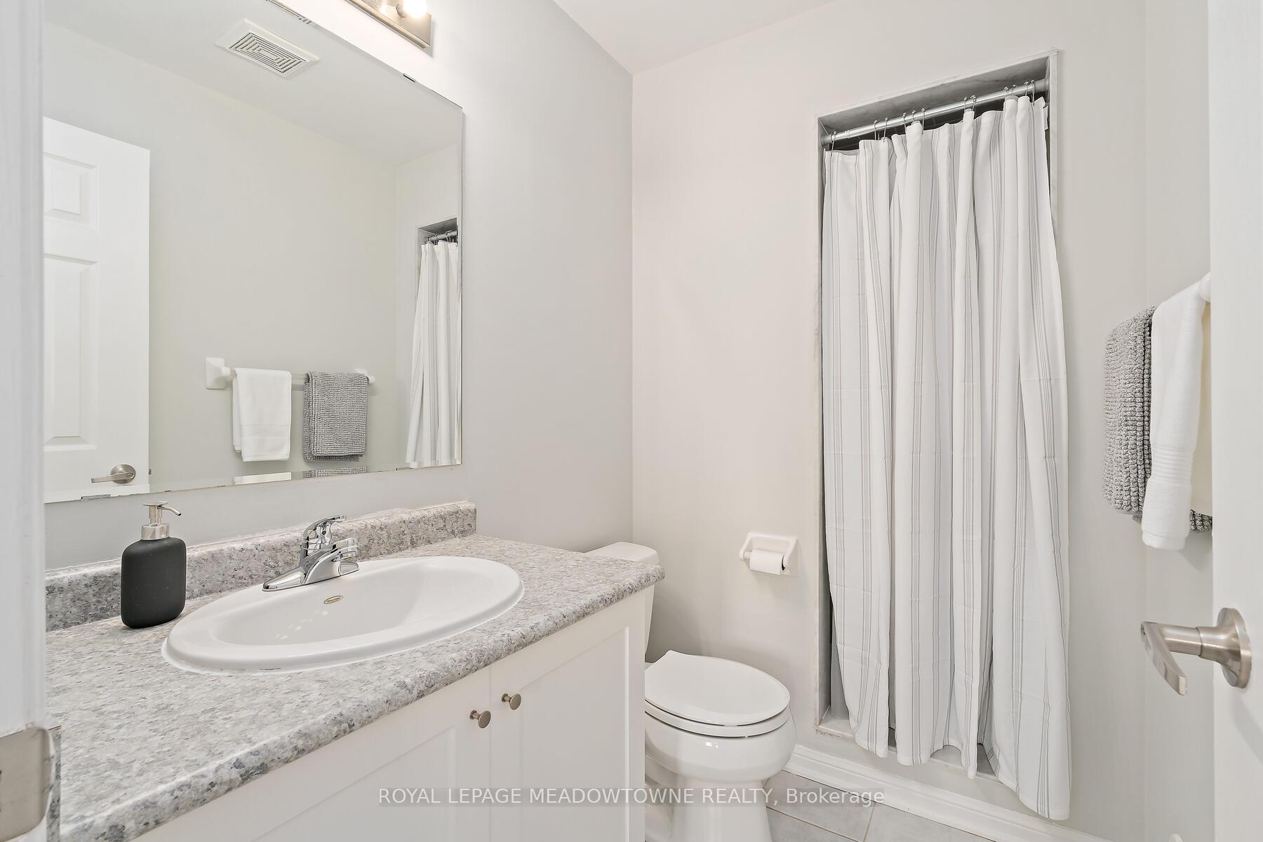 2 Bedrooms Condo at 2614 Dashwood, Oakville For sale