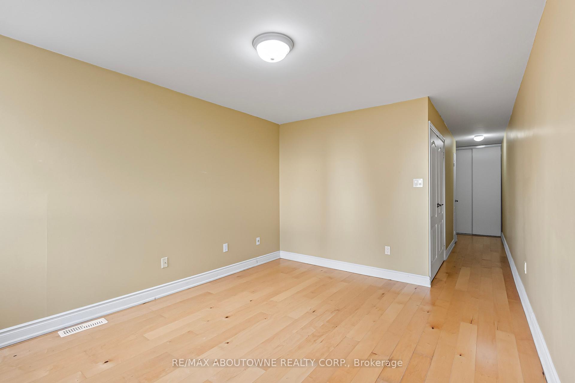 3 Bedrooms Condo at 1300 Marlborough, Oakville For sale