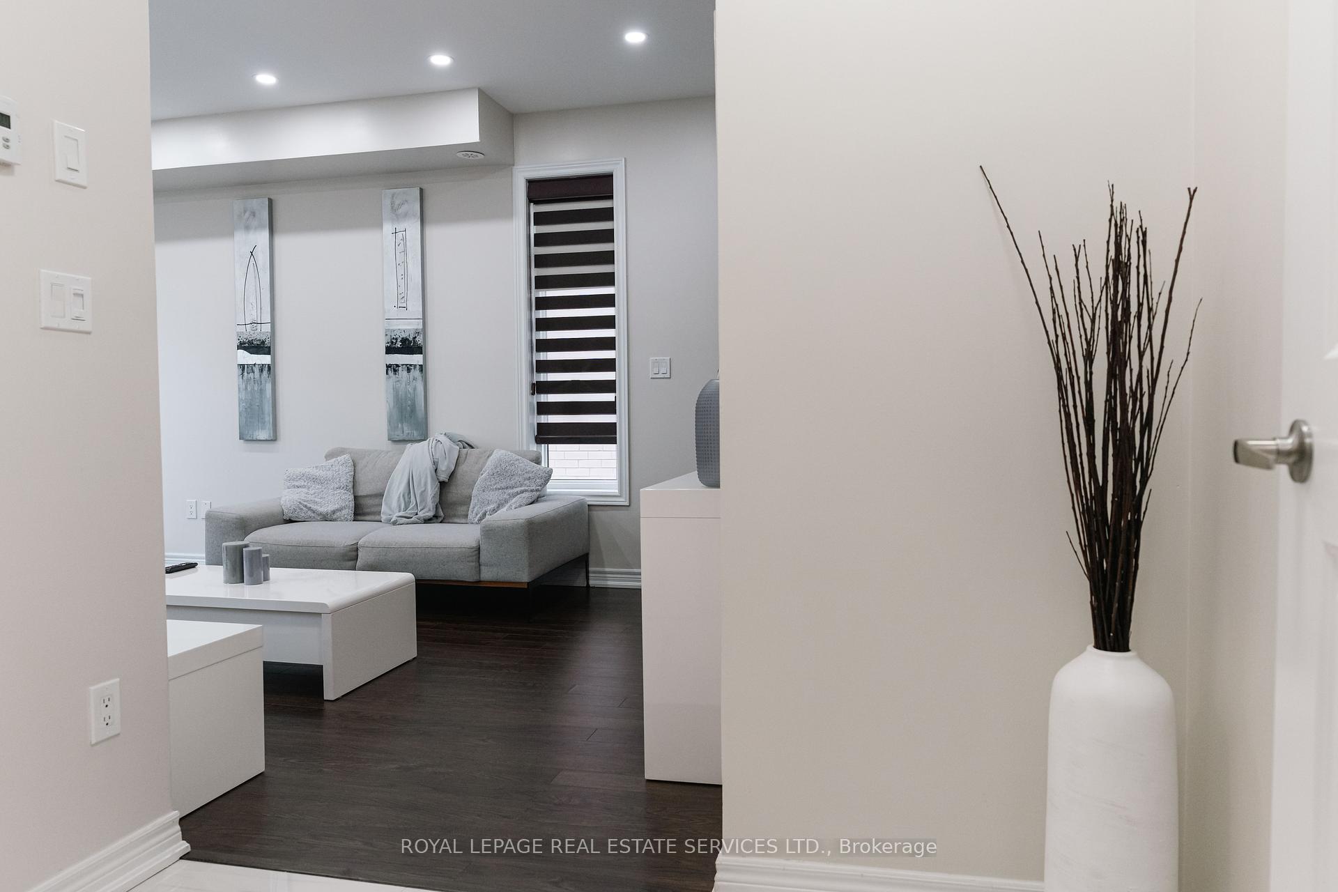 2 Bedrooms Condo at 9621 Jane, Vaughan For sale