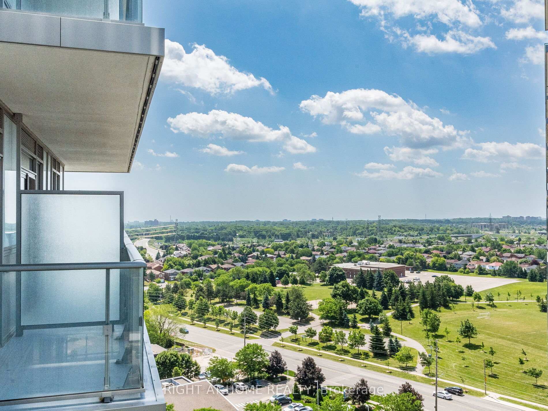3 Bedrooms Condo at 4655 Glen Erin, Mississauga For sale