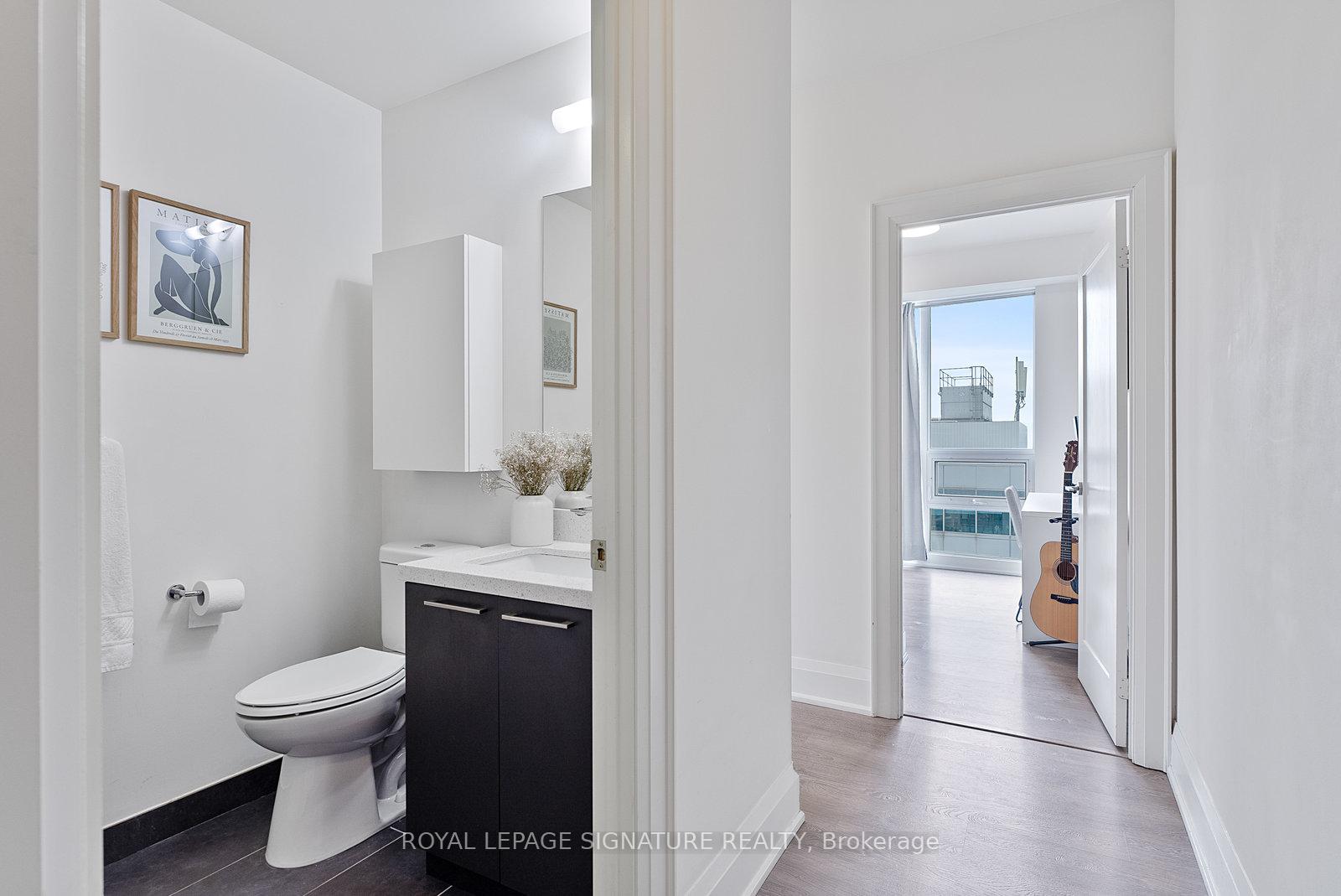 2 Bedrooms Condo at 30 Roehampton, Toronto For sale