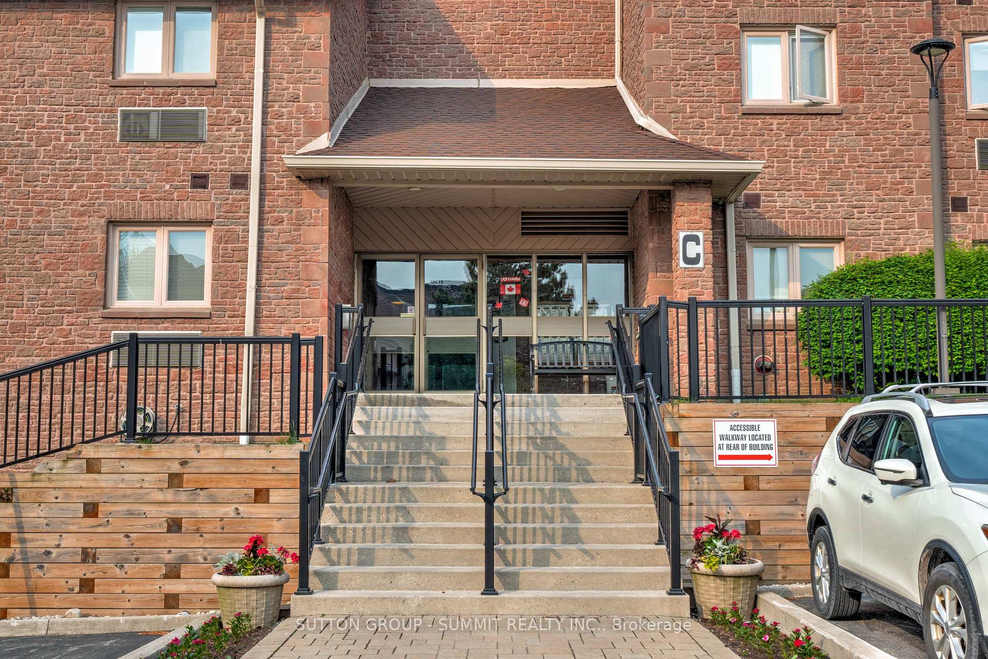 2 Bedrooms Condo at 3050 Pinemeadow, Burlington For sale