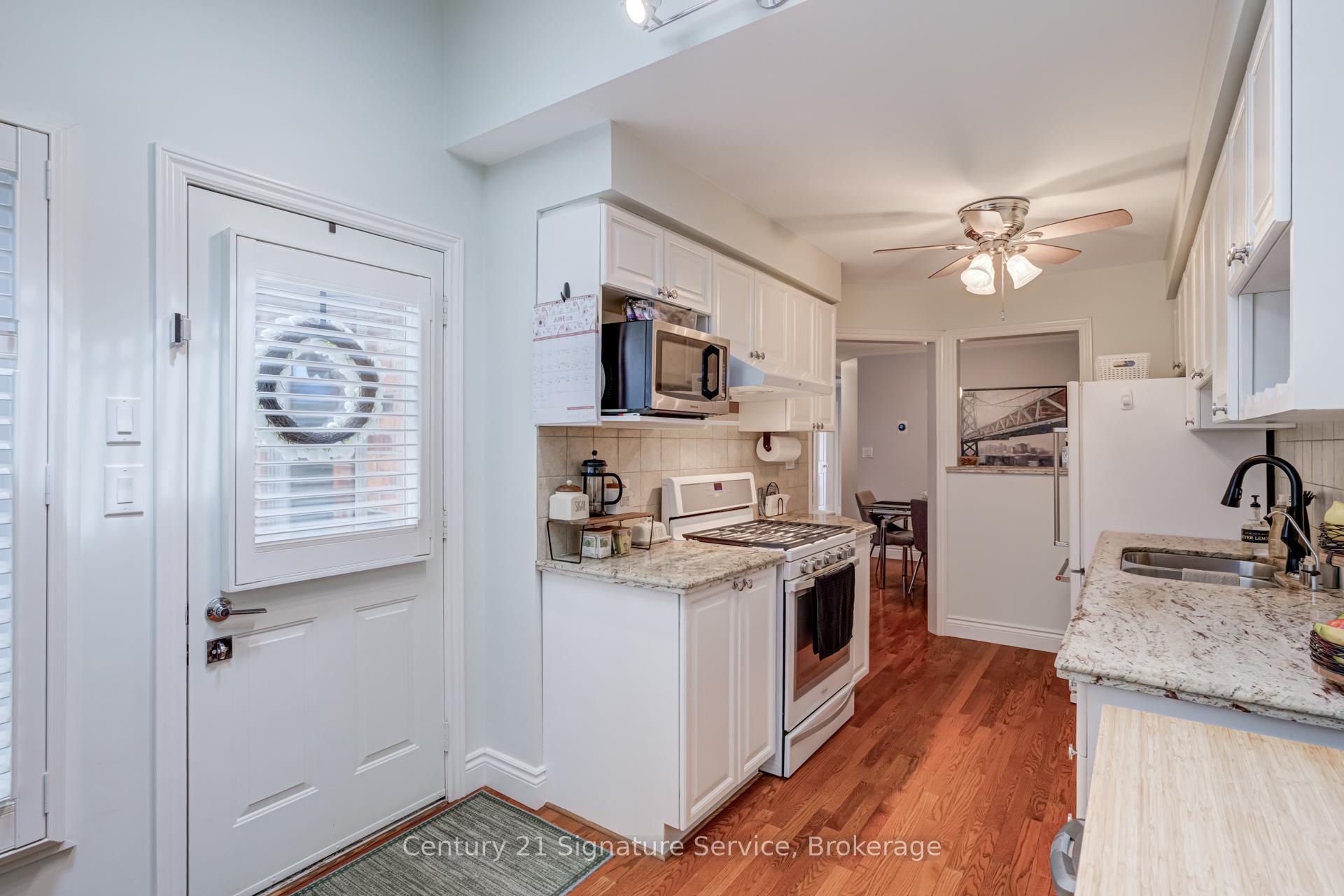 3 Bedrooms Condo at 2230 Walkers, Burlington For sale