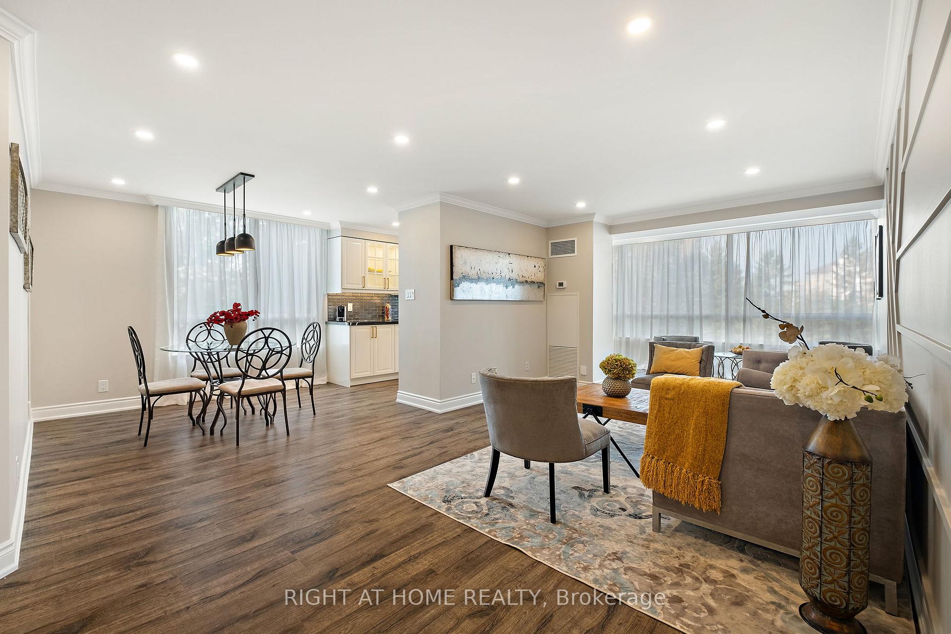 3 Bedrooms Condo at 120 Promenade,  Vaughan For sale