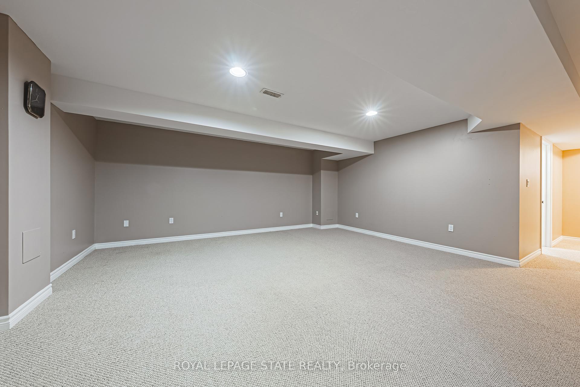 2 Bedrooms Condo at 130 Southbrook, Hamilton For sale