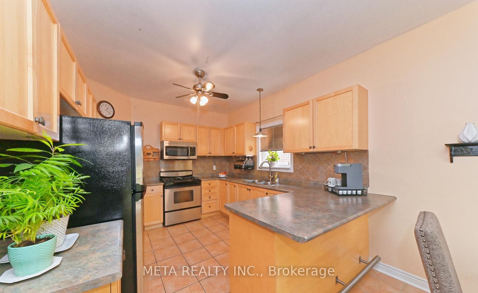 138 Van scott Drive N, #UPPER