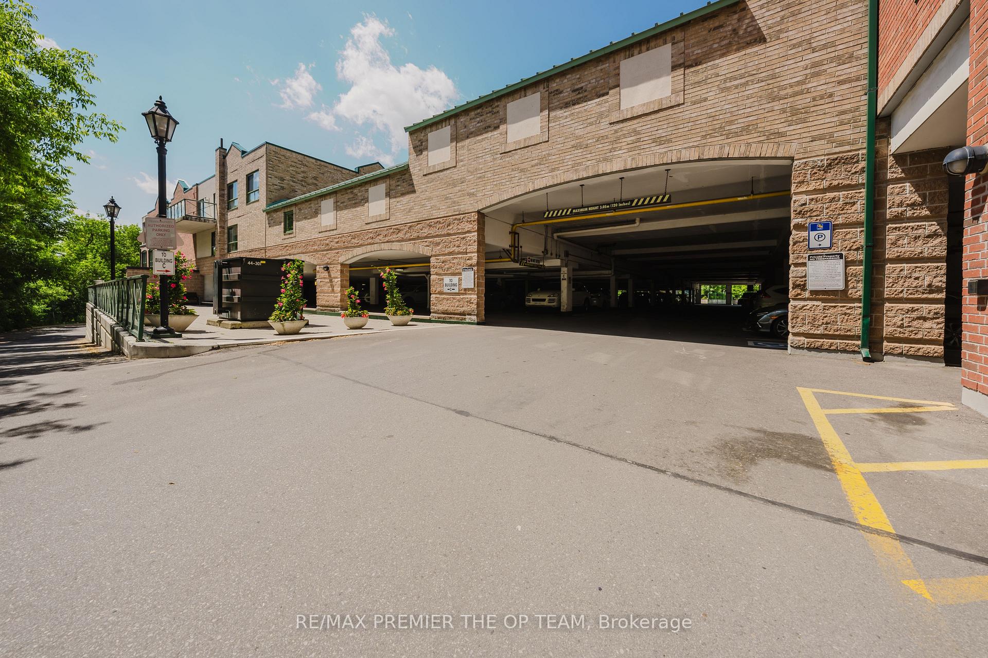 2 Bedrooms Condo at 121 Woodbridge, Vaughan For sale