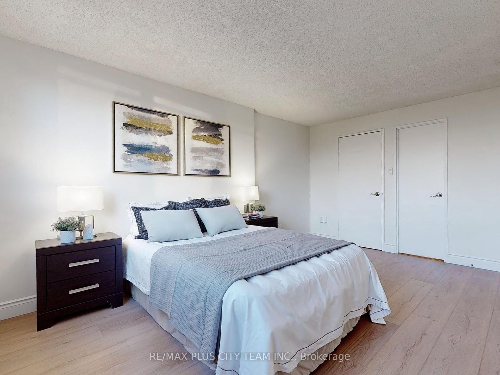3 Bedrooms Condo at 6500 Montevideo,  Mississauga For sale
