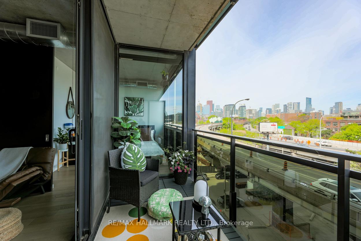 2 Bedrooms Condo at 21 Lawren Harris, Toronto For sale