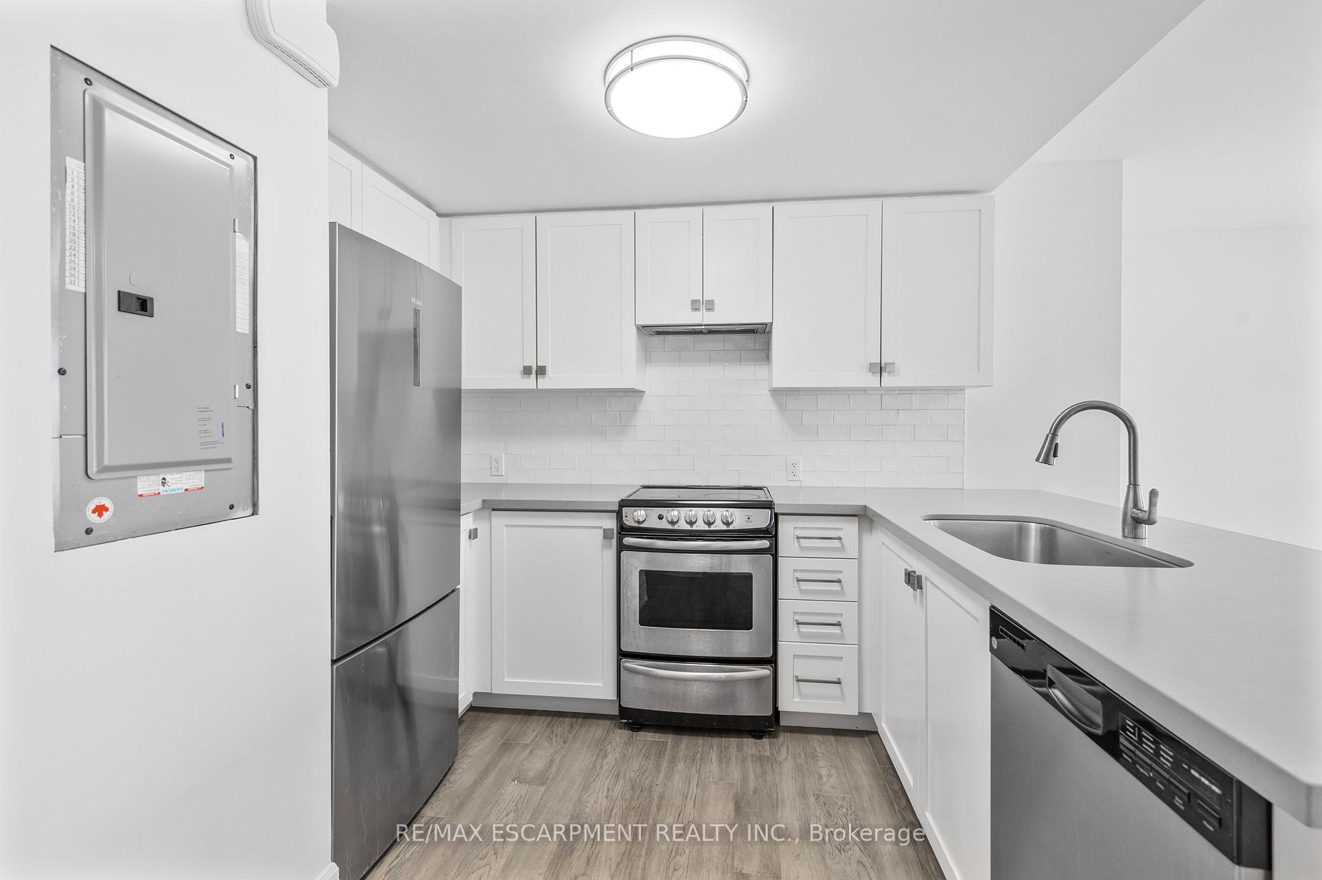2 Bedrooms Condo at 760 Lakeshore, Mississauga For sale
