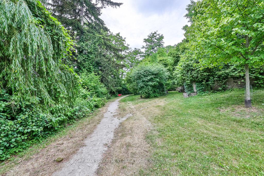 2 Bedrooms Condo at 2511 Lakeshore, Oakville For sale